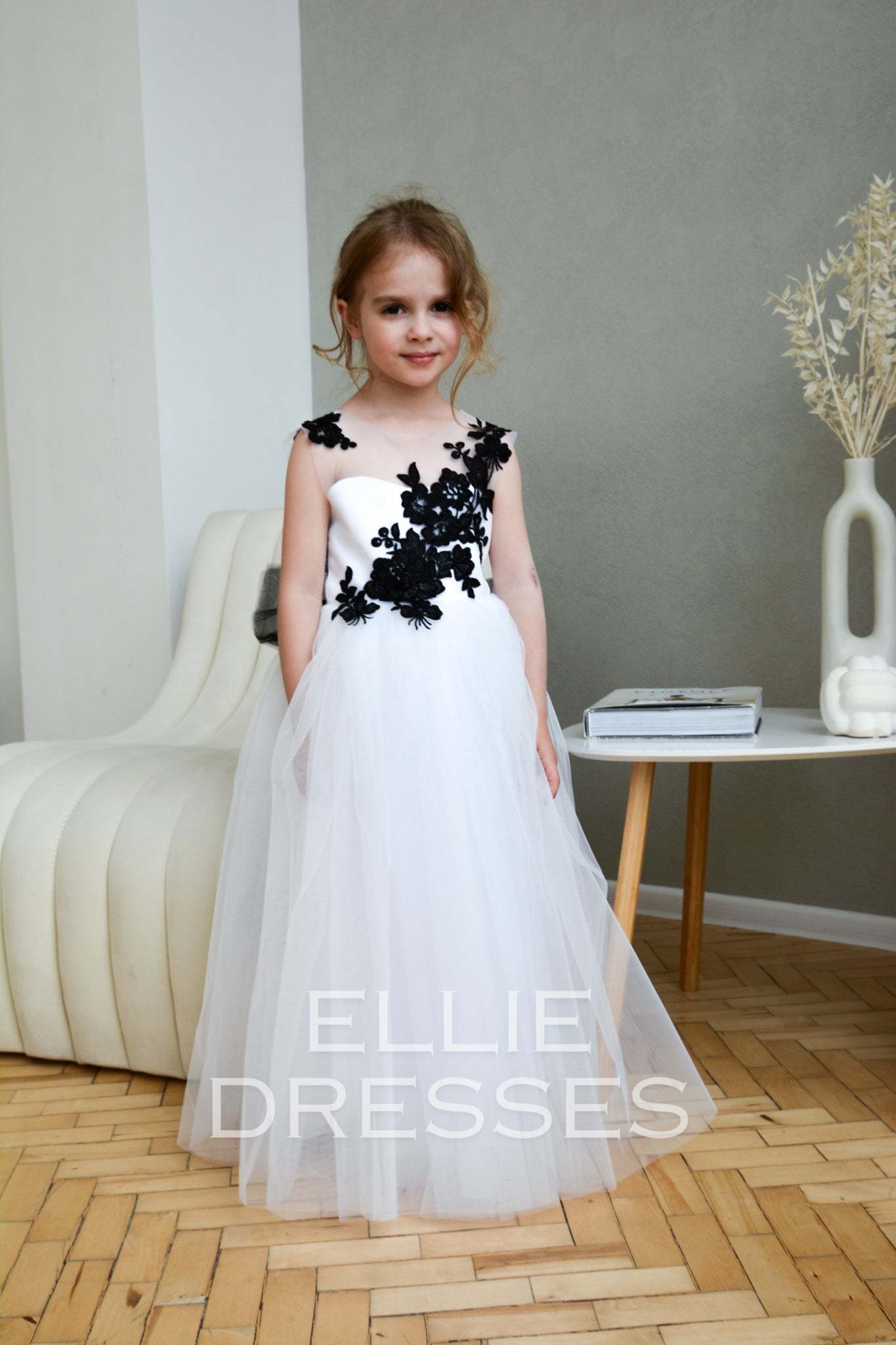 Dress with Black floral lace 4 years / without train Dress with Black floral lace 4 years / without train